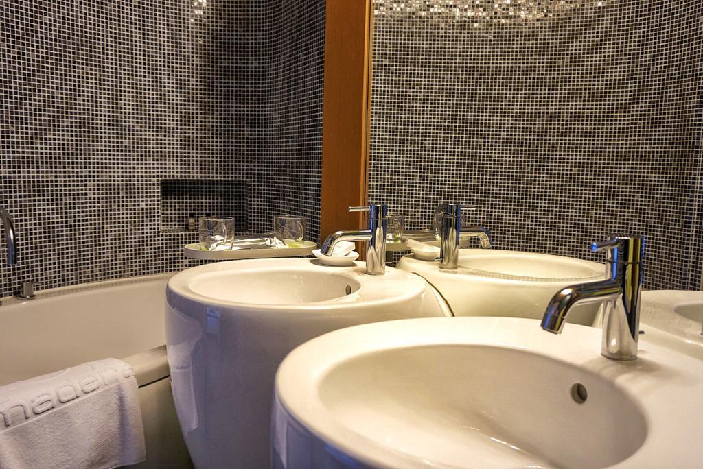 Hotel Madera Хонконг Екстериор снимка
